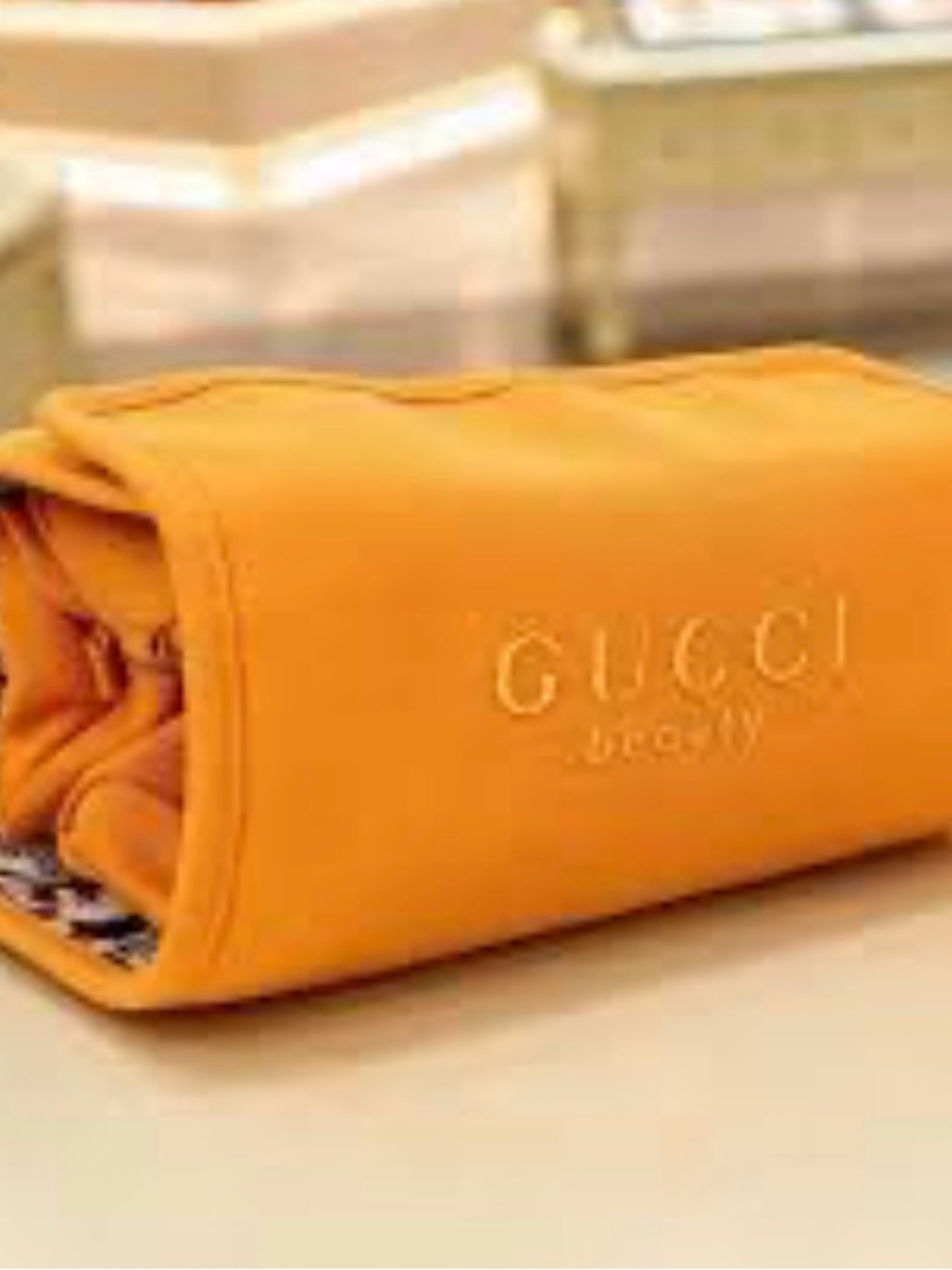 🆕 🥭Gucci - Flora Mango color
Makeup Organizer 4 detachable zip compartments